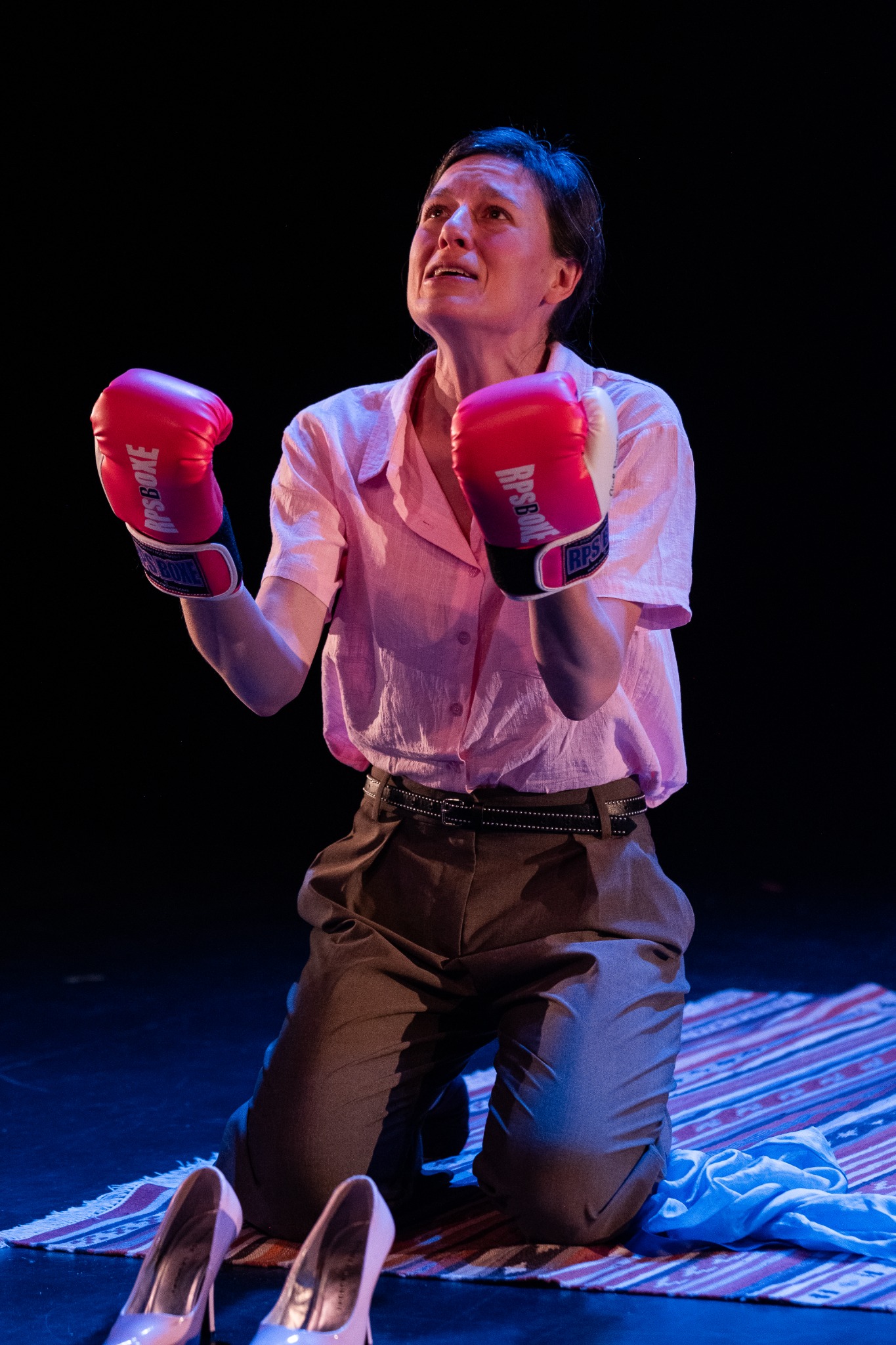 Célia Laguitton avec des gants de boxe sur scène